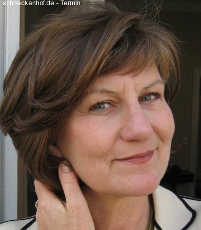 Ursula März liest Werbeplakat